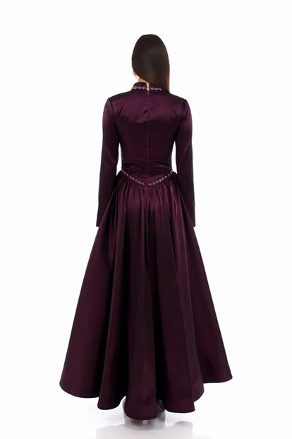 فستان سهرة من الساتان بلون البرقوق بياقة ماندرين مزينة